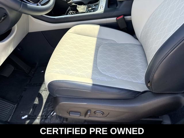Used 2025 Kia Carnival SX w/ SX Dark Edition Package FWD image 15