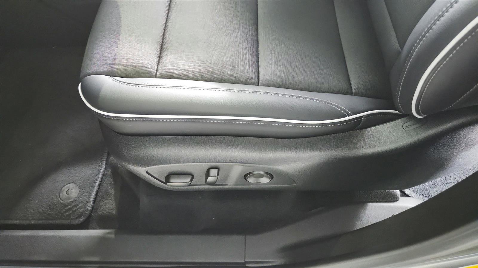 Used 2025 Buick Enclave Preferred AWD/4WD image 11