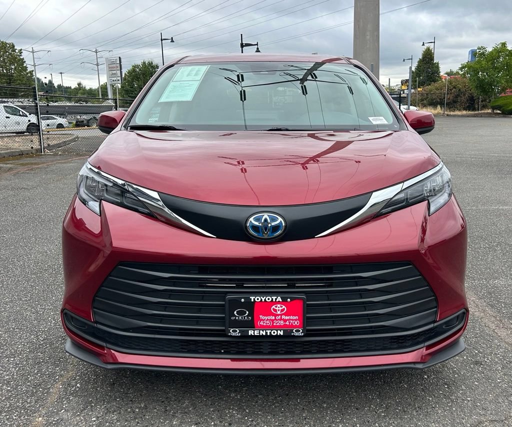 Certified 2024 Toyota Sienna LE AWD/4WD image 2