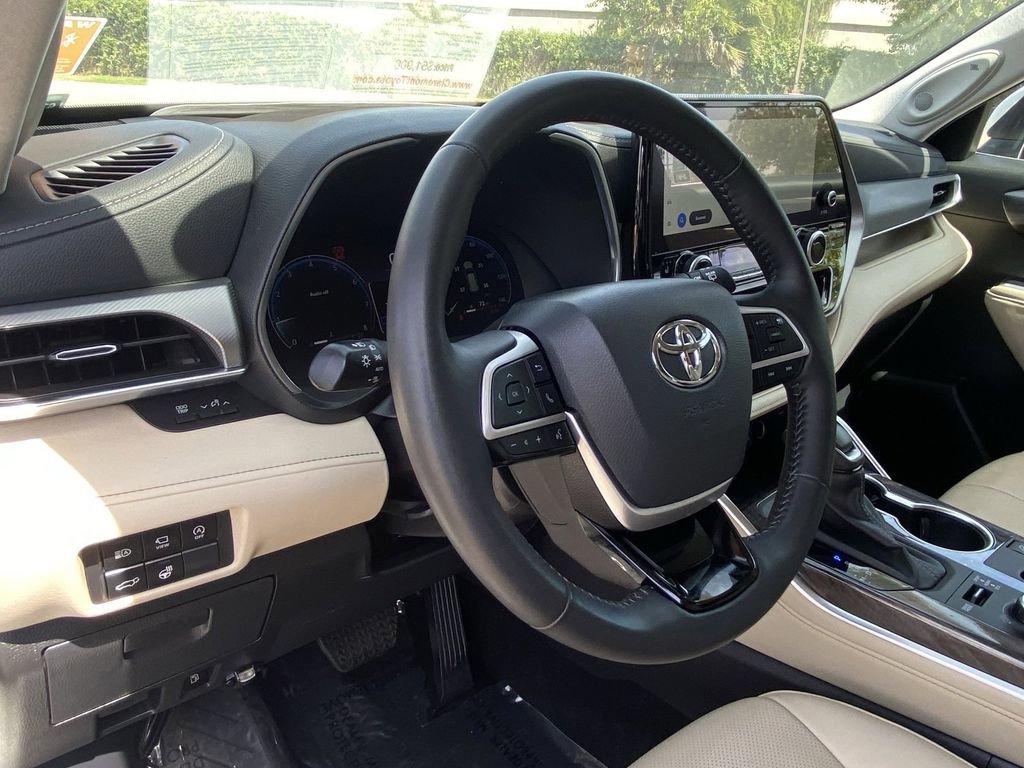 Used 2024 Toyota Highlander Platinum image 21