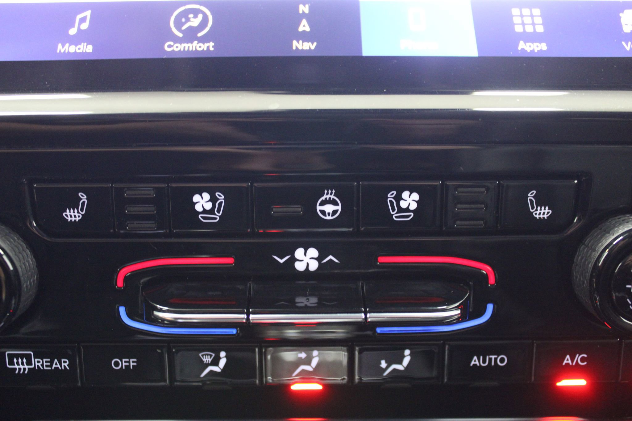 Used 2023 Jeep Grand Cherokee 4WD 4xe w/ Luxury Tech Group II image 39