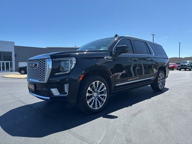 Used 2022 GMC Yukon XL Denali w/ Denali Premium Package AWD/4WD image 3