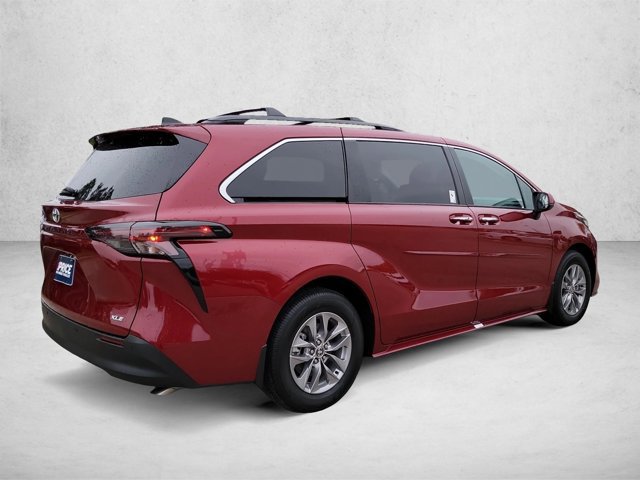 Used 2026 Toyota Sienna XLE FWD image 5