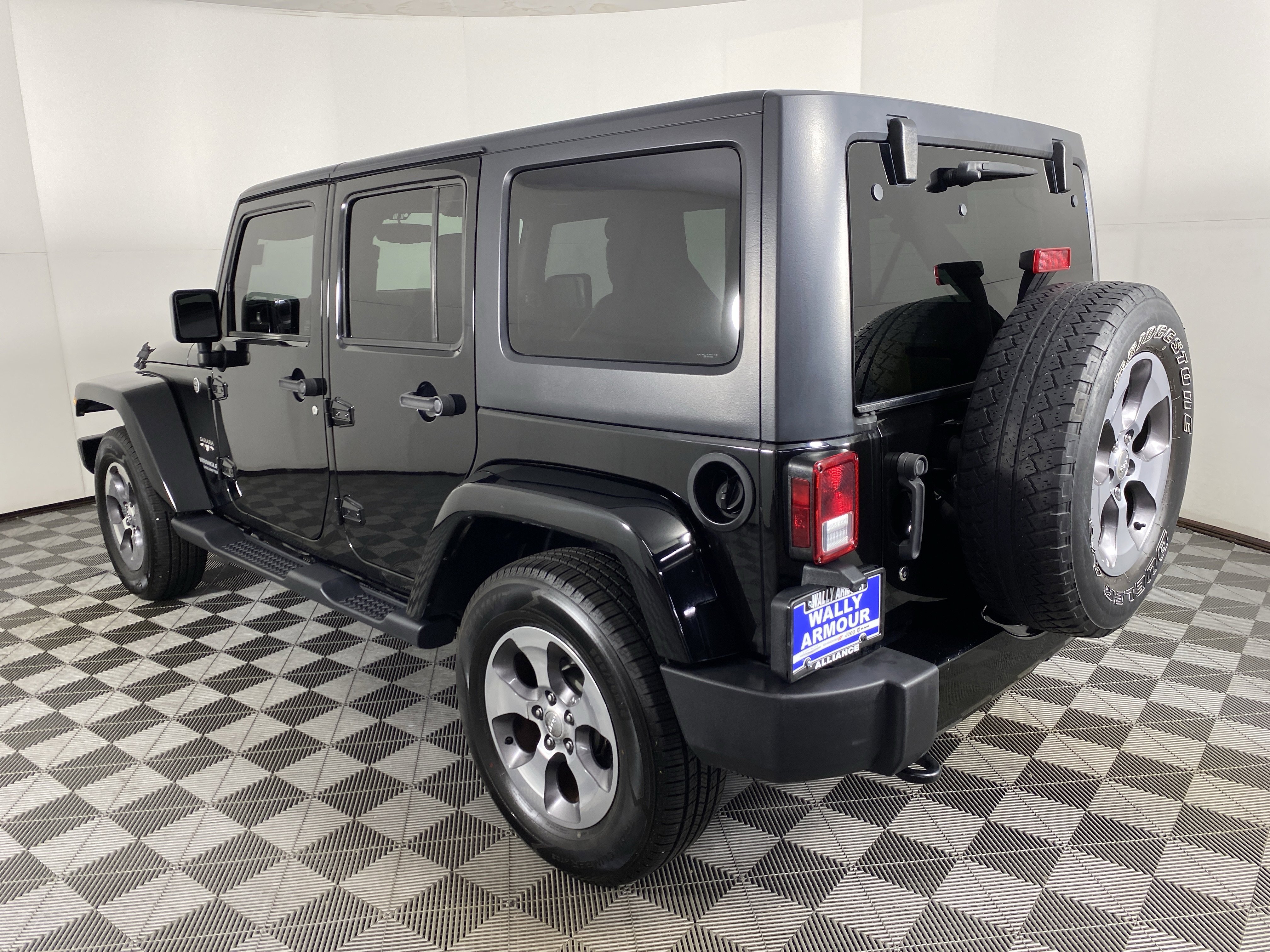 Used 2017 Jeep Wrangler Unlimited Sahara w/ Dual Top Group AWD/4WD image 8