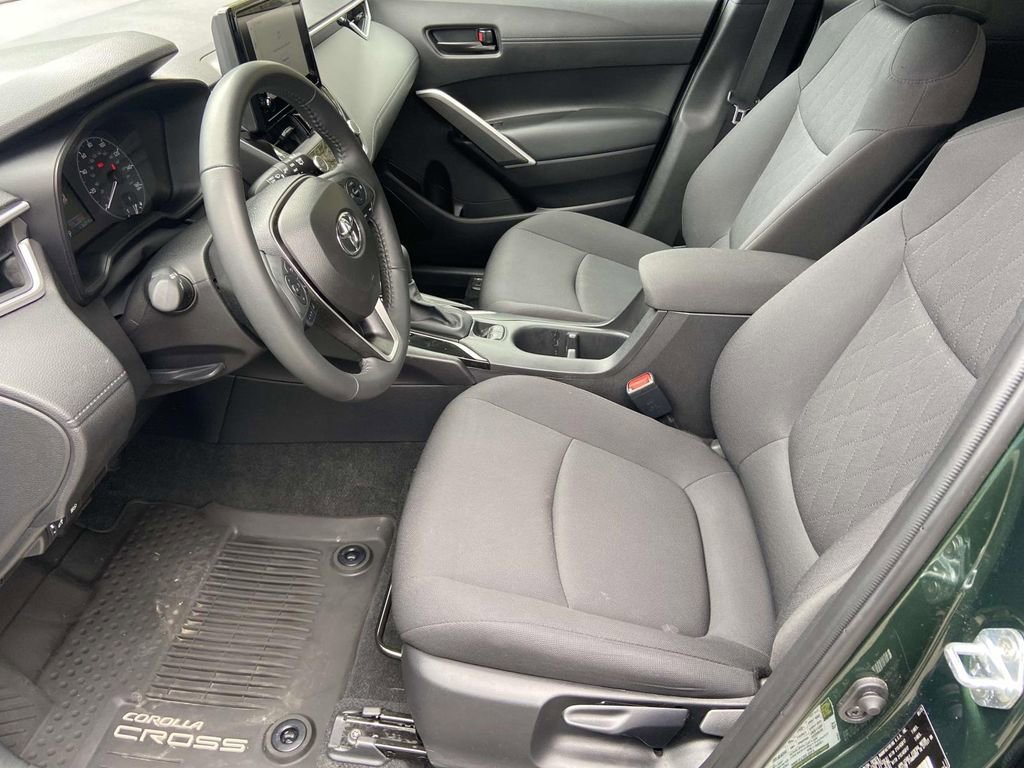 Used 2025 Toyota Corolla Cross LE image 17