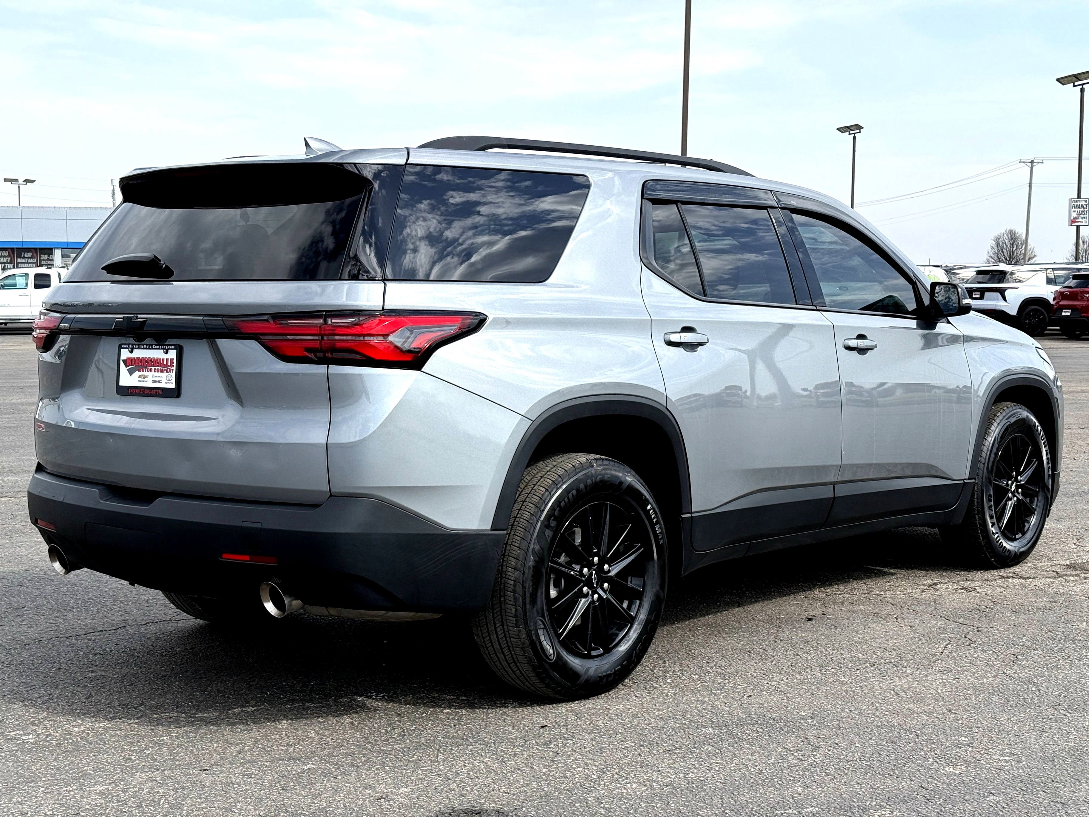 Used 2023 Chevrolet Traverse LT image 3