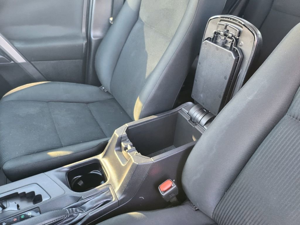 Used 2018 Toyota RAV4 LE image 27