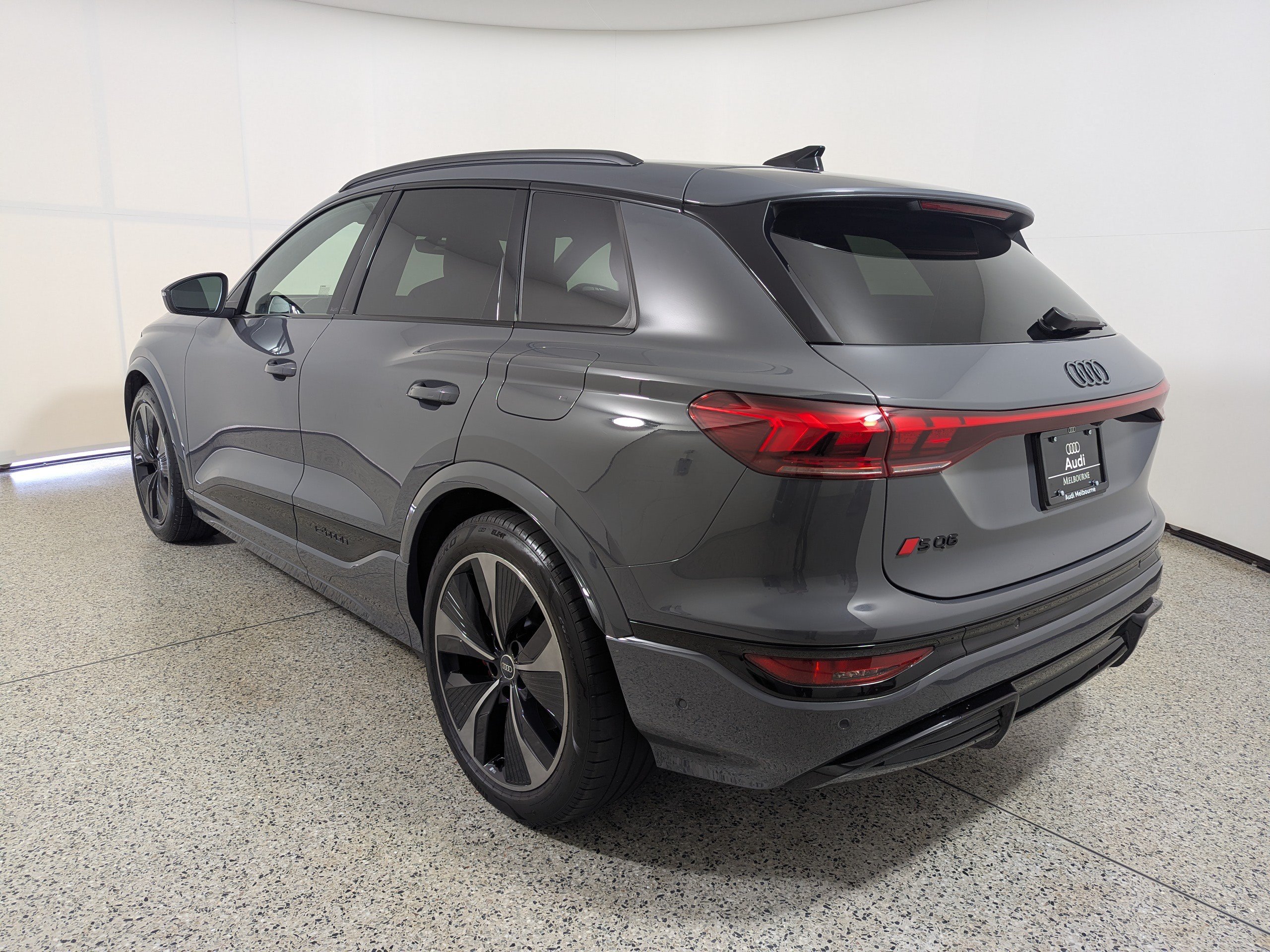 Certified 2025 Audi SQ6 e-tron Prestige AWD/4WD image 5