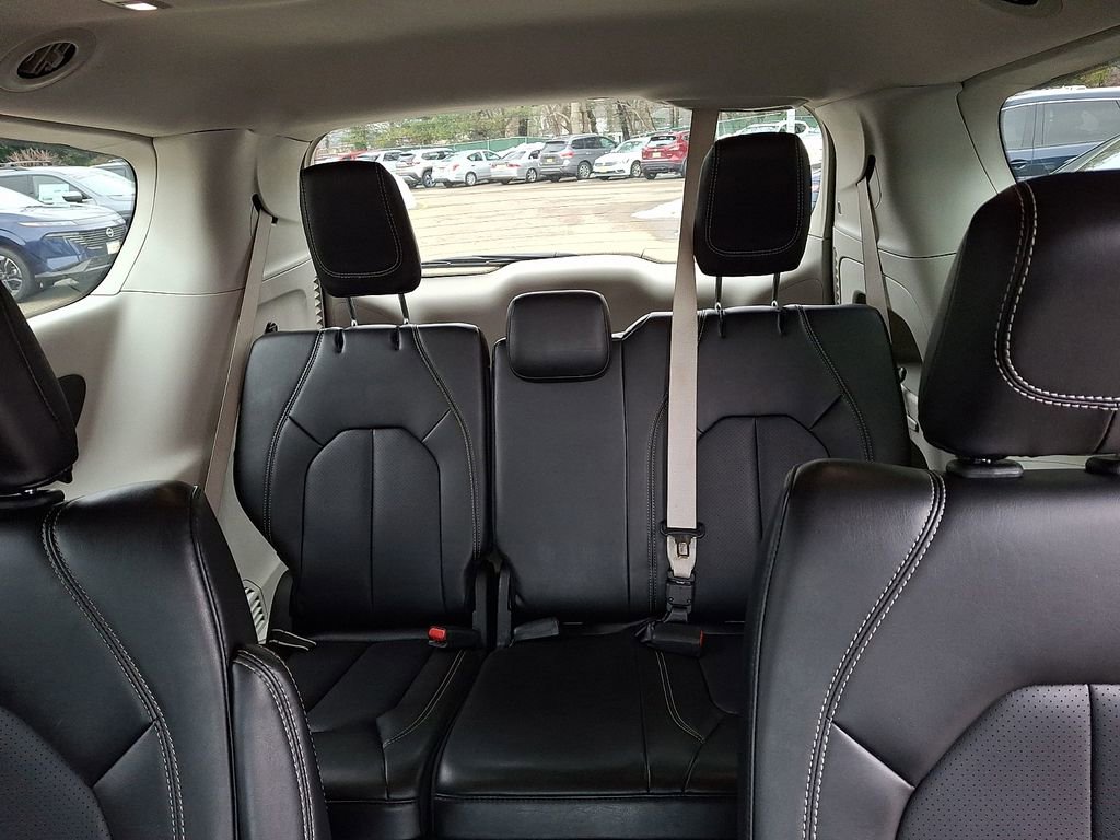 Used 2023 Chrysler Pacifica Touring-L image 12