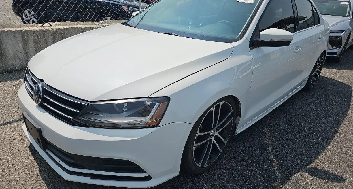 Used 2017 Volkswagen Jetta SE FWD image 1