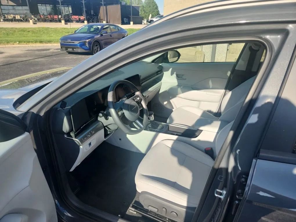 Used 2025 Hyundai Kona SEL image 4