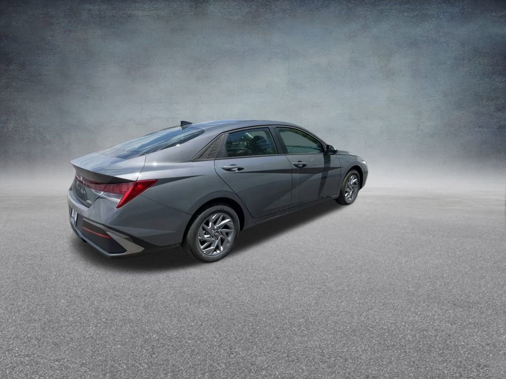 Used 2025 Hyundai Elantra Blue image 22