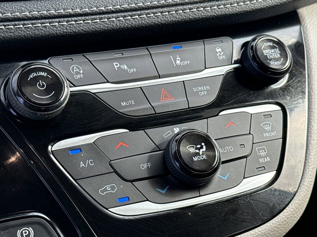 Used 2023 Chrysler Pacifica Touring-L image 25