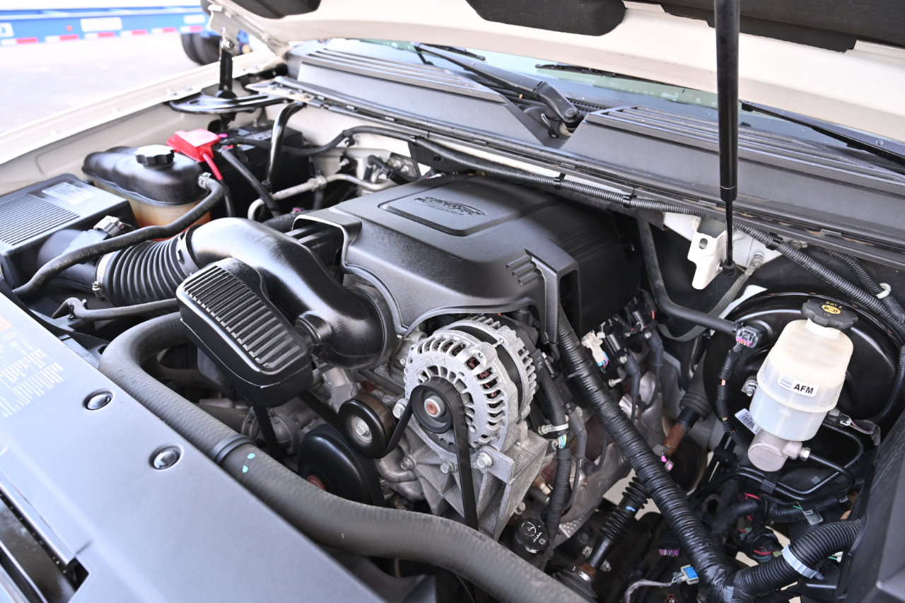 Used 2013 Chevrolet Suburban LTZ RWD image 38