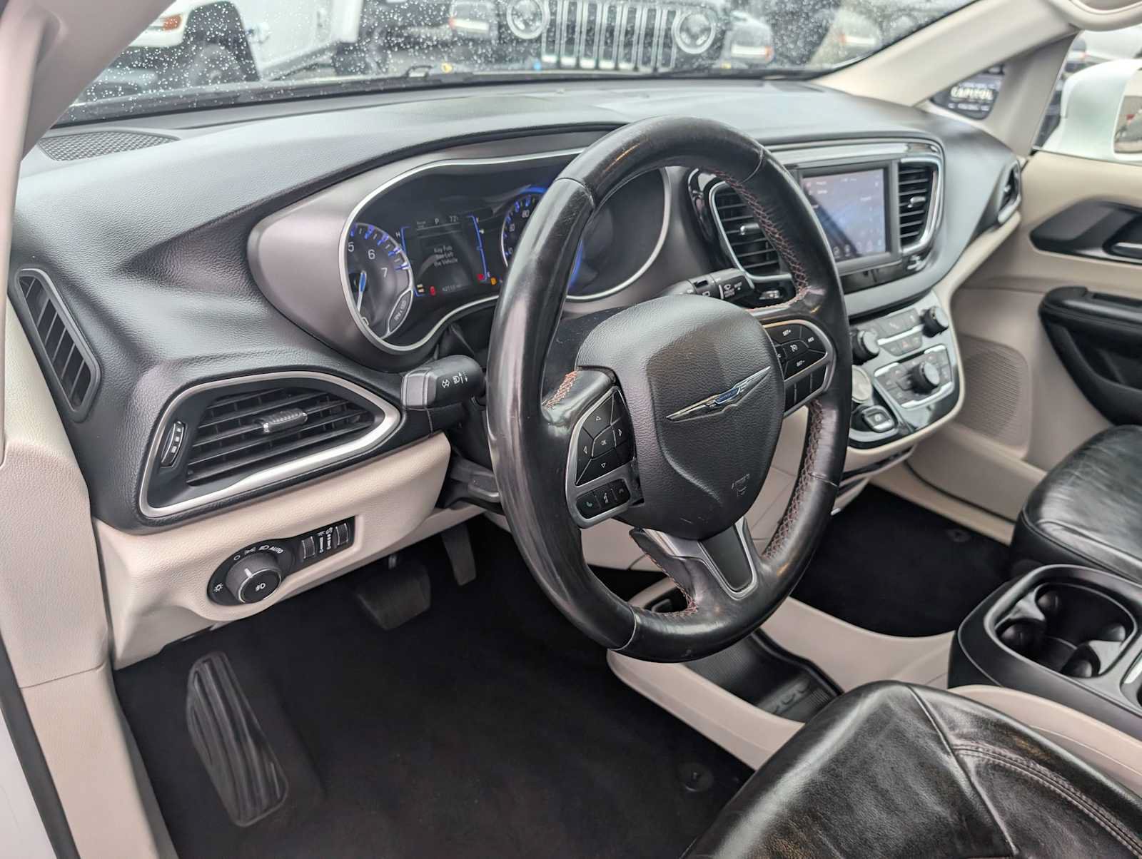 Used 2020 Chrysler Pacifica Touring-L w/ Tire & Wheel Group FWD image 9