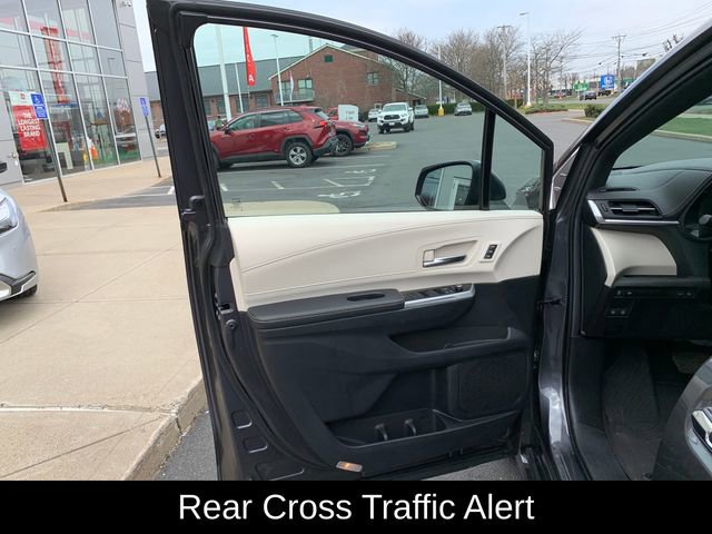 Used 2025 Toyota Sienna Limited image 12