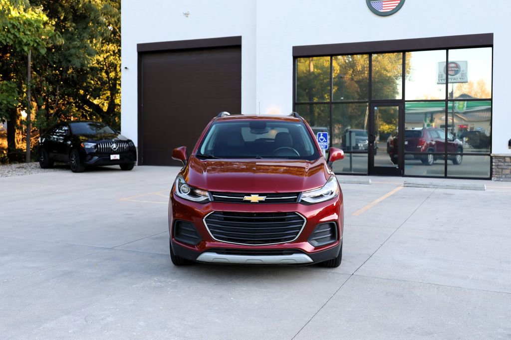 Used 2022 Chevrolet Trax LT w/ LT Convenience Package image 2