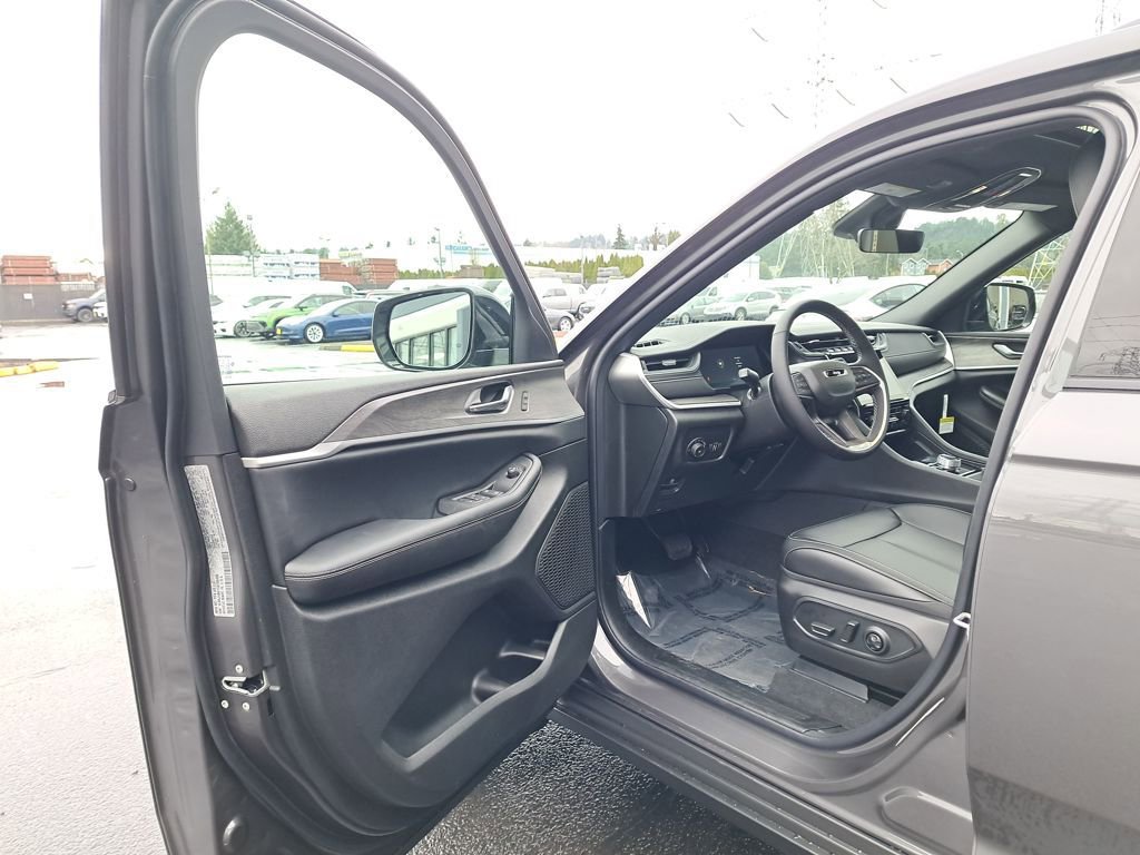 New 2025 Jeep Grand Cherokee Limited w/ MOPAR Finishing Package image 9