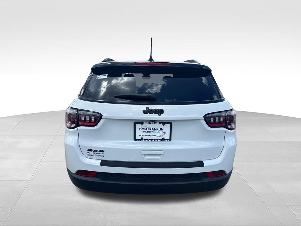 Used 2023 Jeep Compass Latitude w/ Sun and Sound Group AWD/4WD image 5