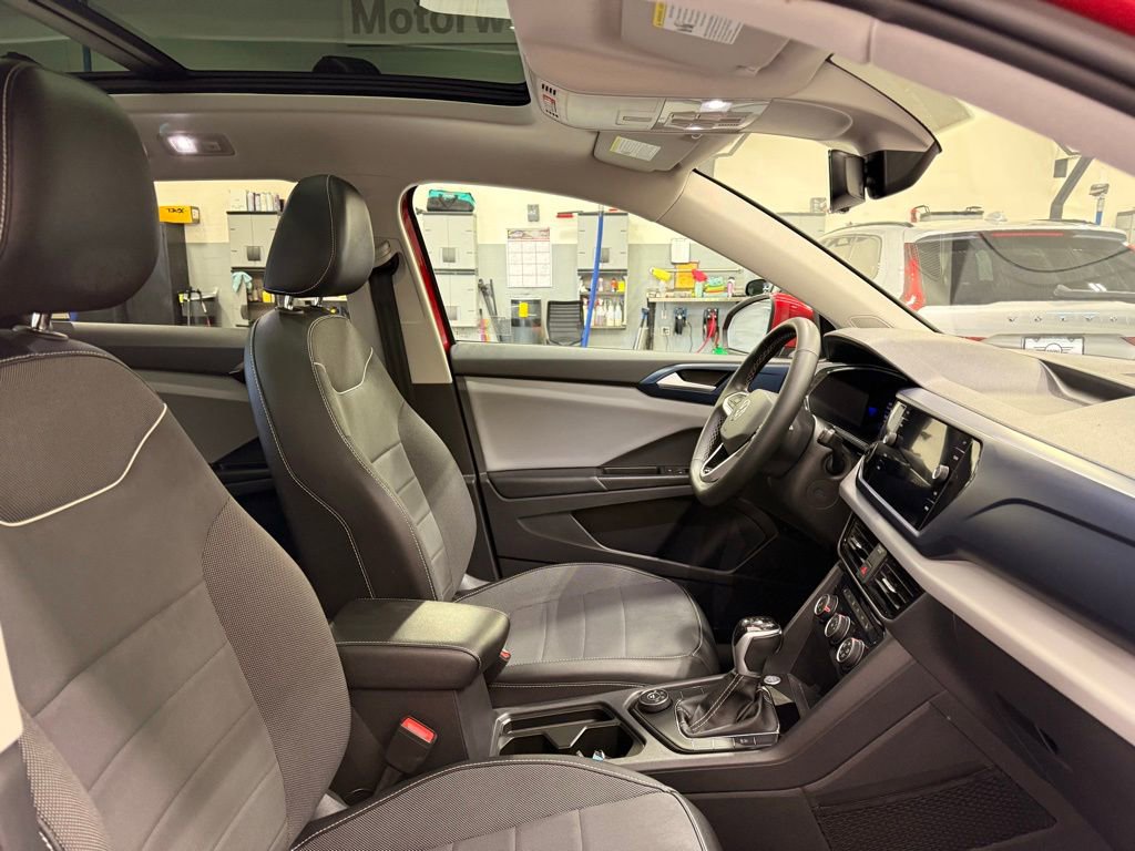 Used 2023 Volkswagen Taos SE w/ Panoramic Sunroof Package image 30