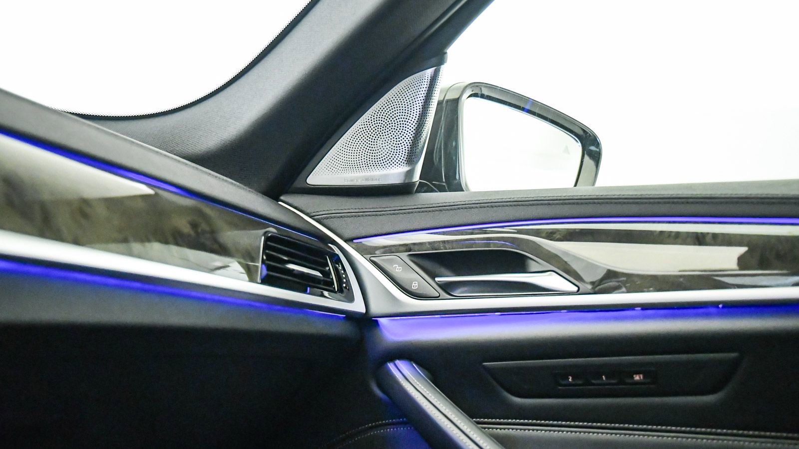 Used 2020 BMW M550i xDrive w/ Executive Package image 27