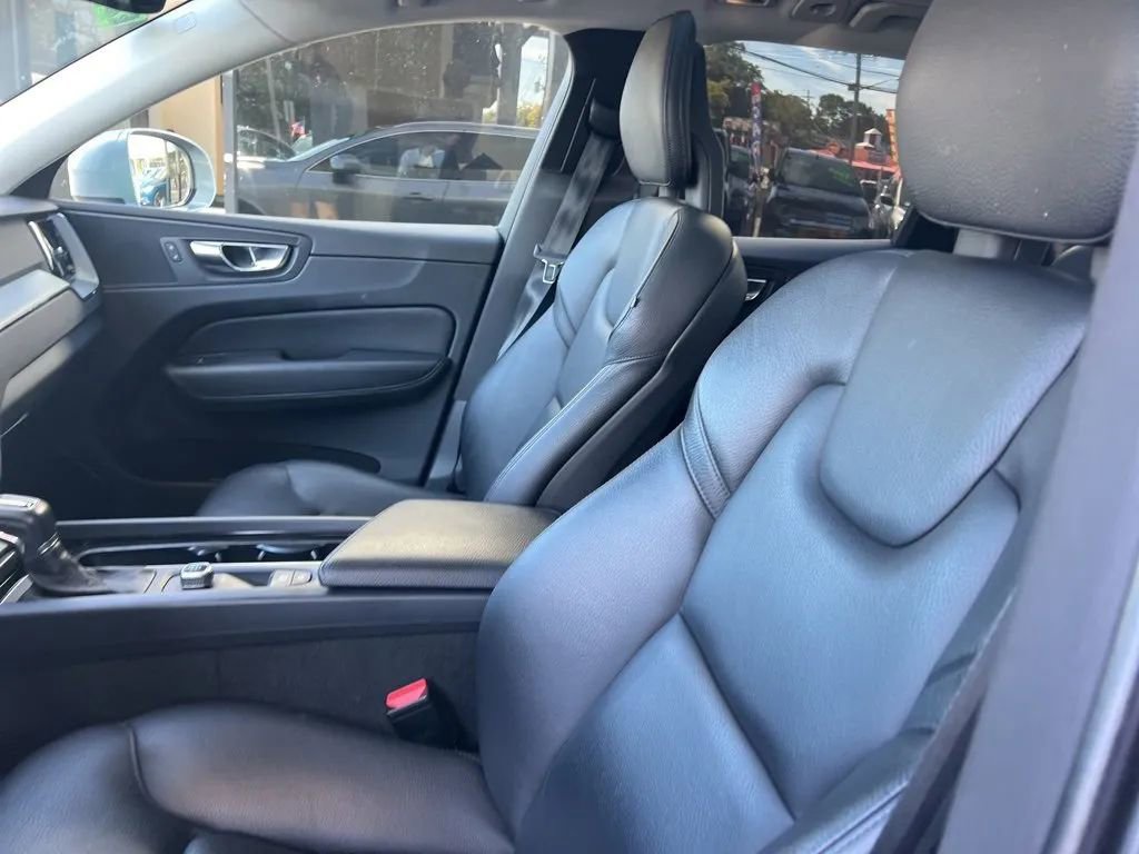 Used 2018 Volvo XC60 T5 Momentum w/ Advanced Package image 32