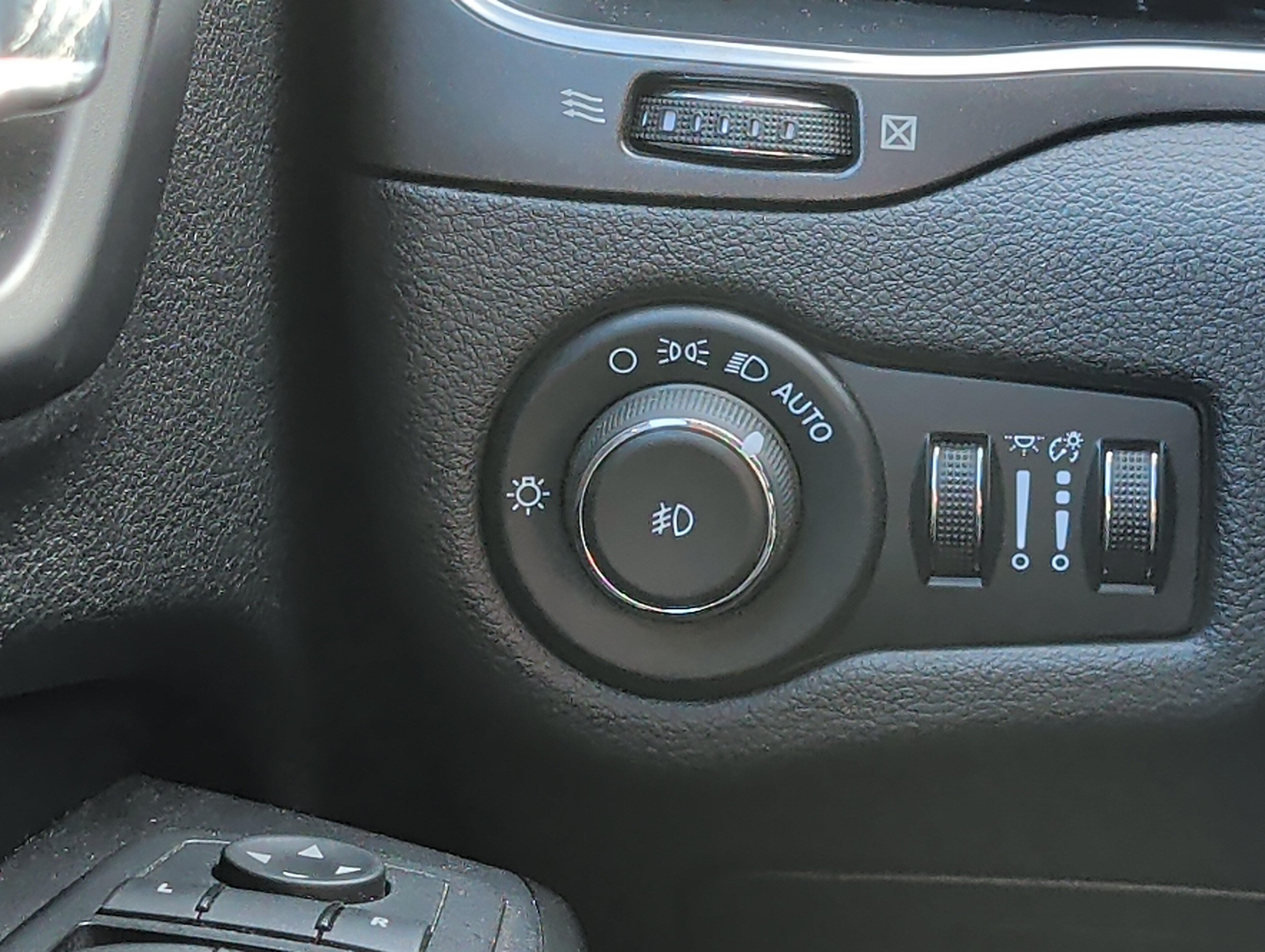 Used 2020 Jeep Cherokee Trailhawk w/ Cold Weather Group AWD/4WD image 31