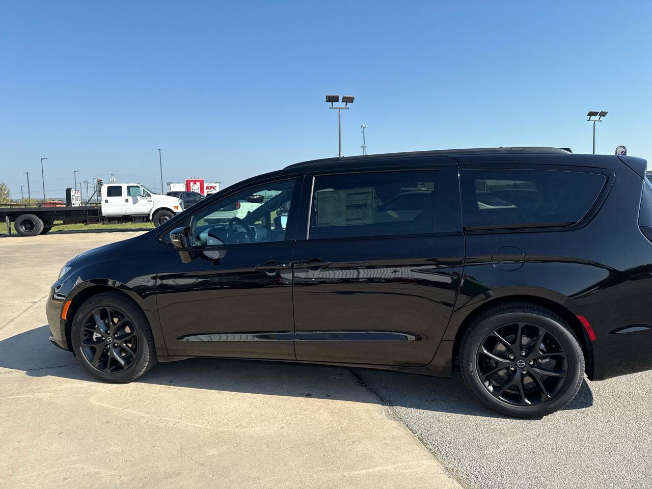 New 2026 Chrysler Pacifica Limited w/ S Appearance Package FWD image 9