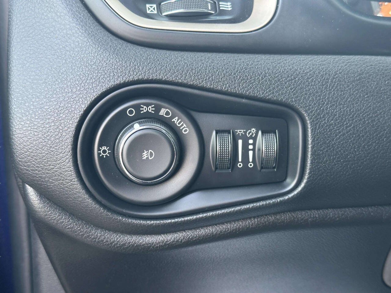 Used 2016 Jeep Renegade Latitude AWD/4WD image 28