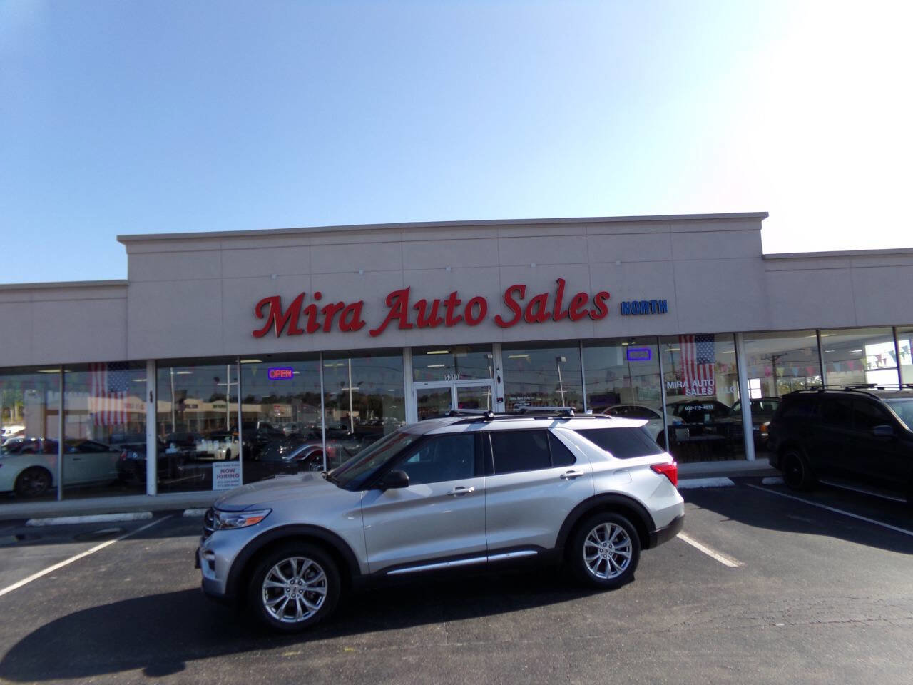 Used 2020 Ford Explorer XLT w/ Equipment Group 202A image 2