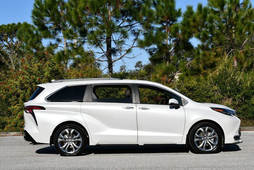 Used 2024 Toyota Sienna Platinum image 8