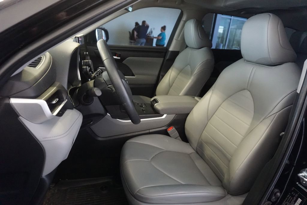 Used 2023 Toyota Highlander XLE AWD/4WD image 16
