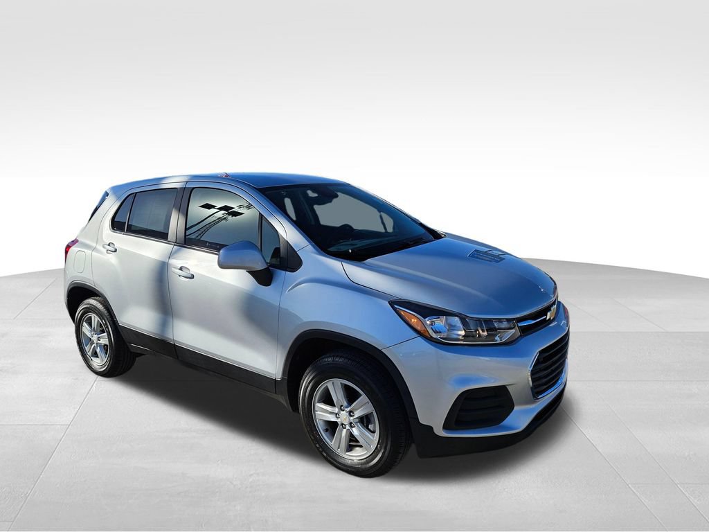Used 2022 Chevrolet Trax LS w/ Tint and Cruise Package AWD/4WD image 4