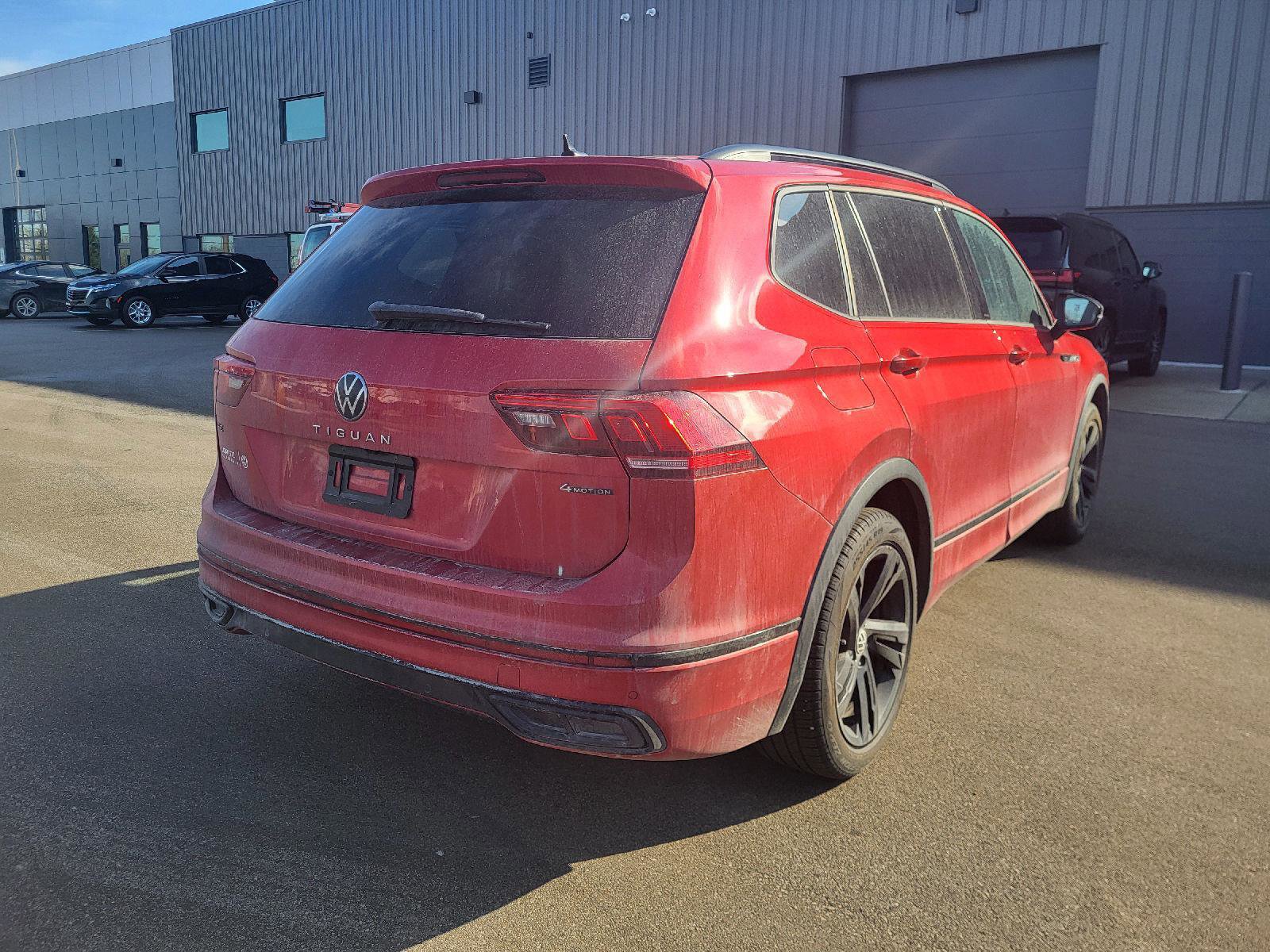 Used 2024 Volkswagen Tiguan SE R-Line image 3