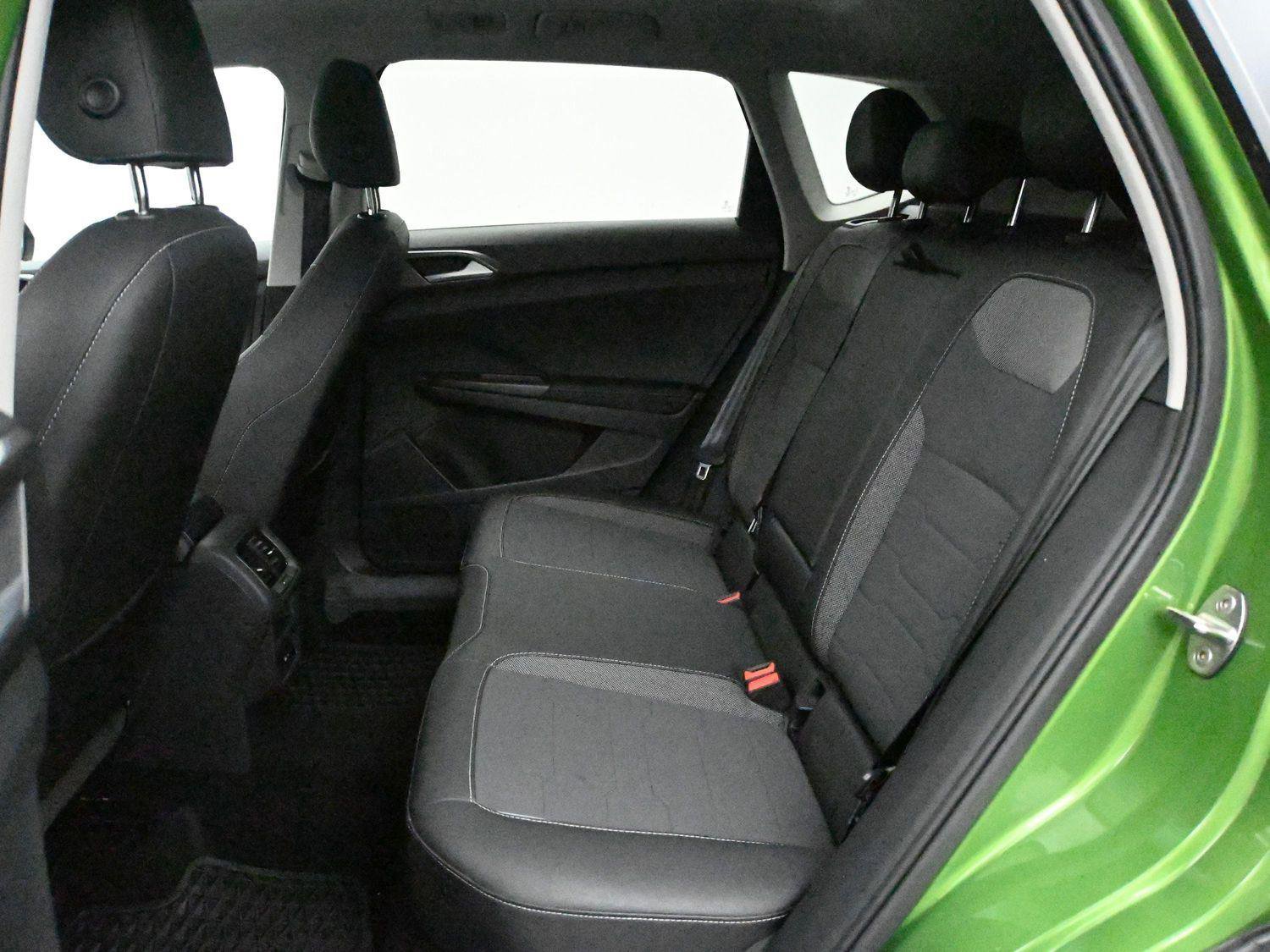 Certified 2025 Volkswagen Taos SE AWD/4WD image 9