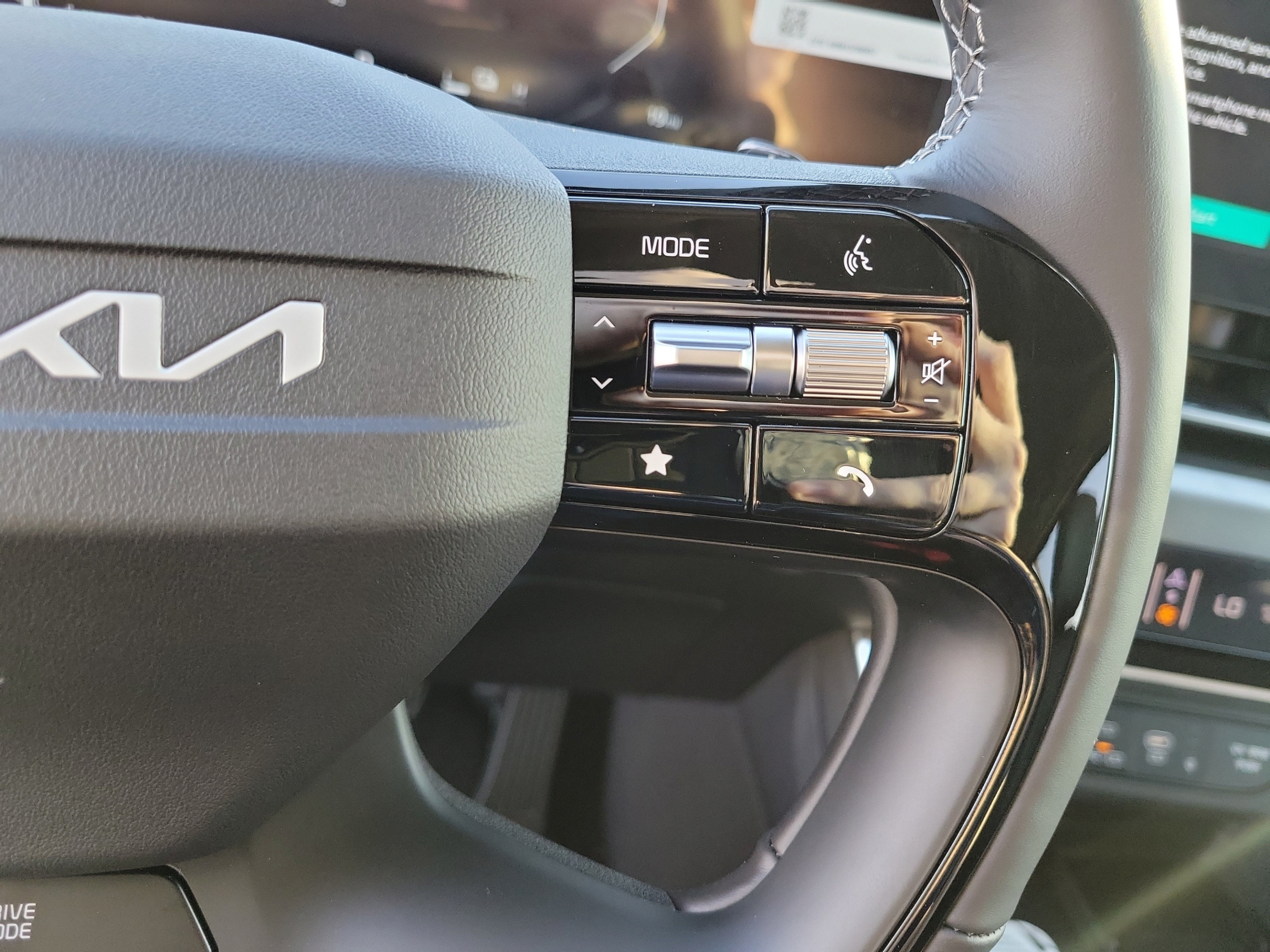 New 2027 Kia Carnival SX w/ Dark Edition Package FWD image 23