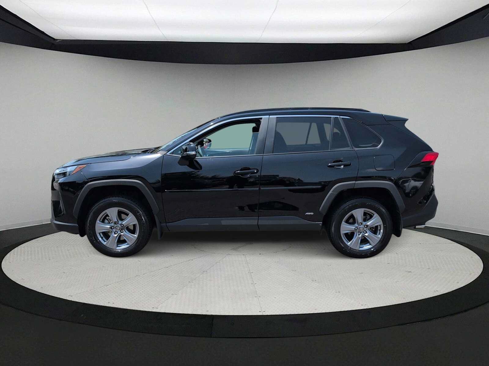 Used 2023 Toyota RAV4 XLE w/ Convenience Package AWD/4WD image 5