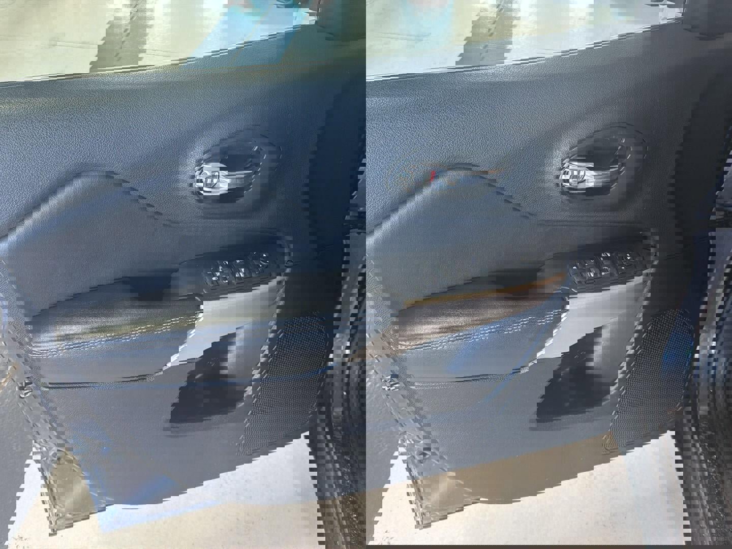 Used 2017 Jeep Cherokee Limited image 12