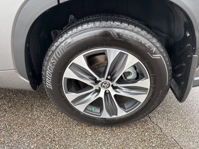 Used 2025 Toyota Highlander XLE image 12