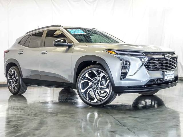 Certified 2025 Chevrolet Trax RS w/ Sunroof Package FWD image 2