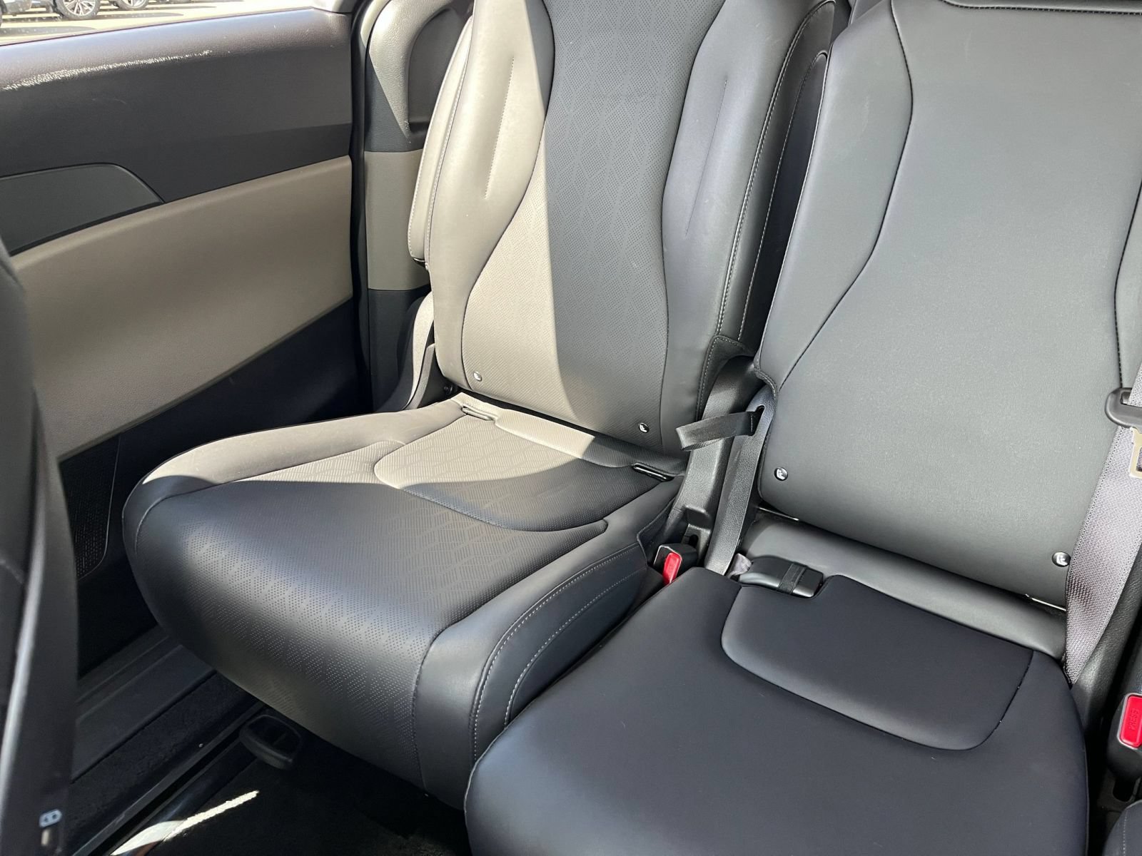 Used 2026 Kia Carnival FWD image 42