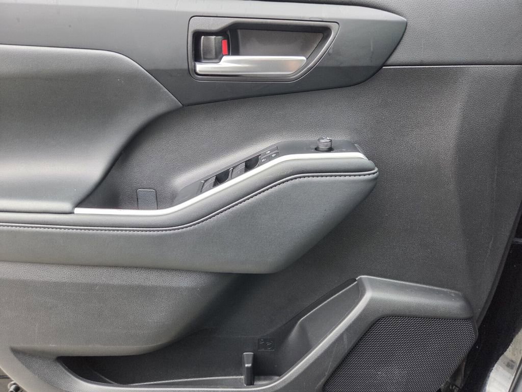 Used 2025 Toyota Highlander XLE image 26