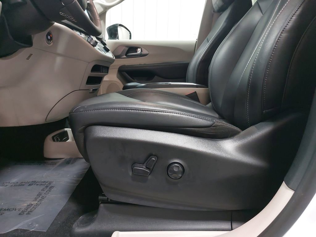 Used 2024 Chrysler Pacifica Touring-L image 50