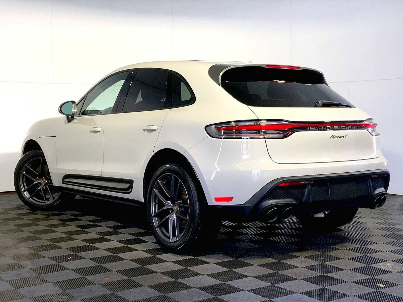 Certified 2023 Porsche Macan Turbo image 3