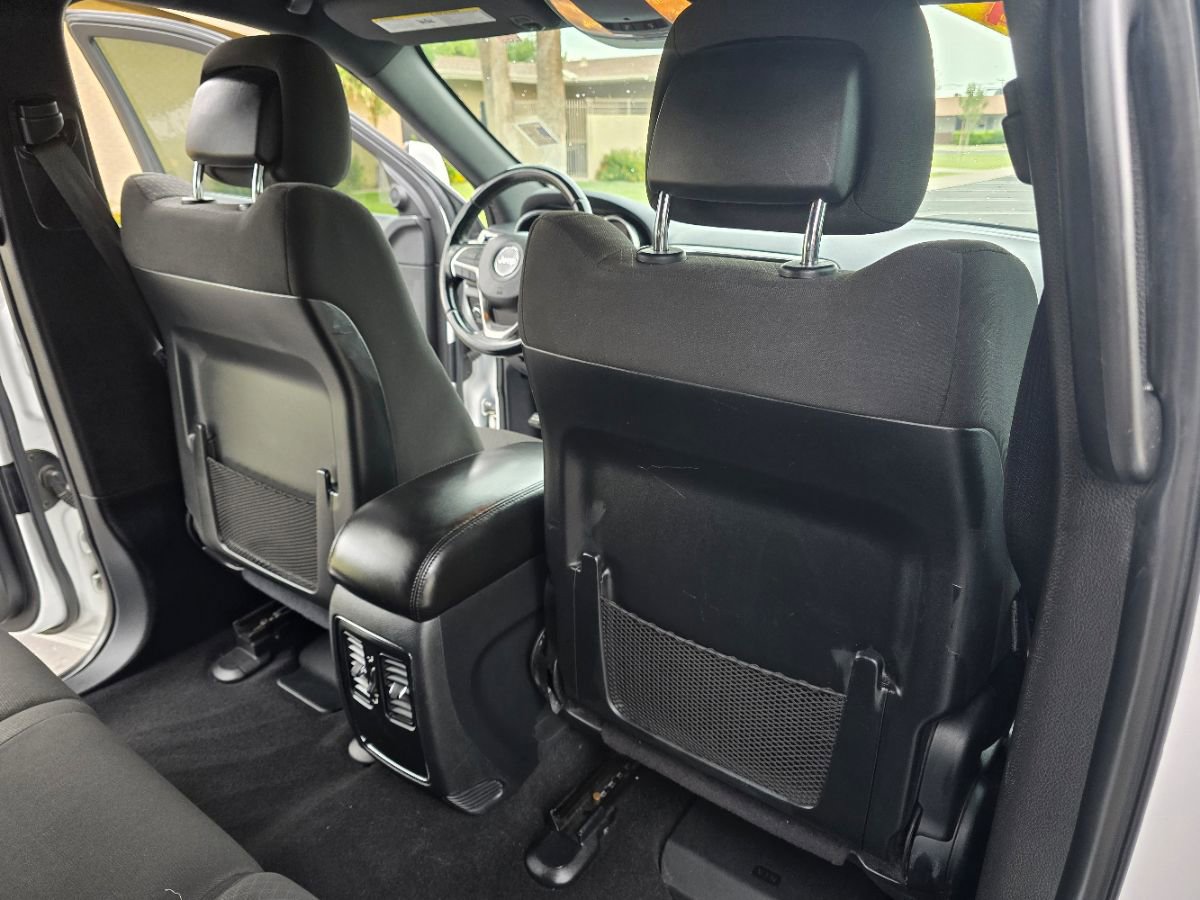 Used 2020 Jeep Grand Cherokee Laredo image 25