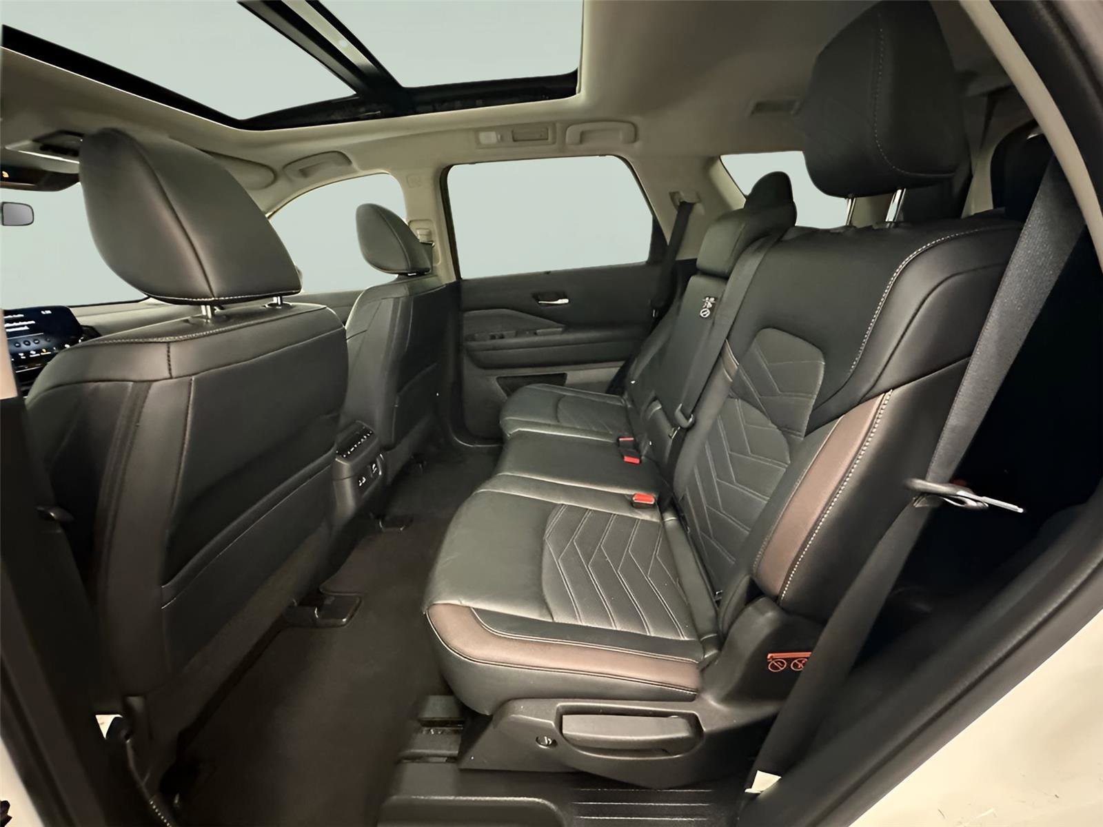 Used 2024 Nissan Pathfinder Platinum w/ Cargo Package image 29