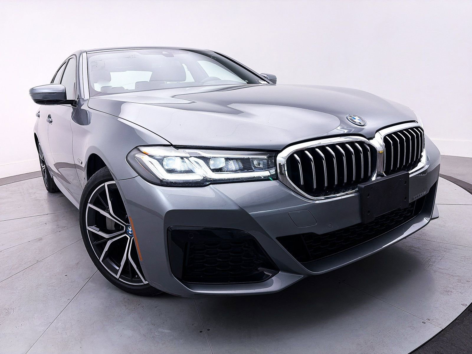 Used 2023 BMW 530e w/ M Sport Package image 3