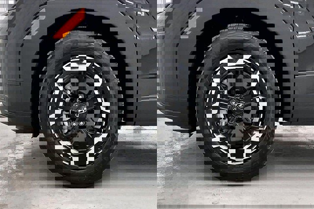 Certified 2025 Hyundai Santa Fe SE image 10