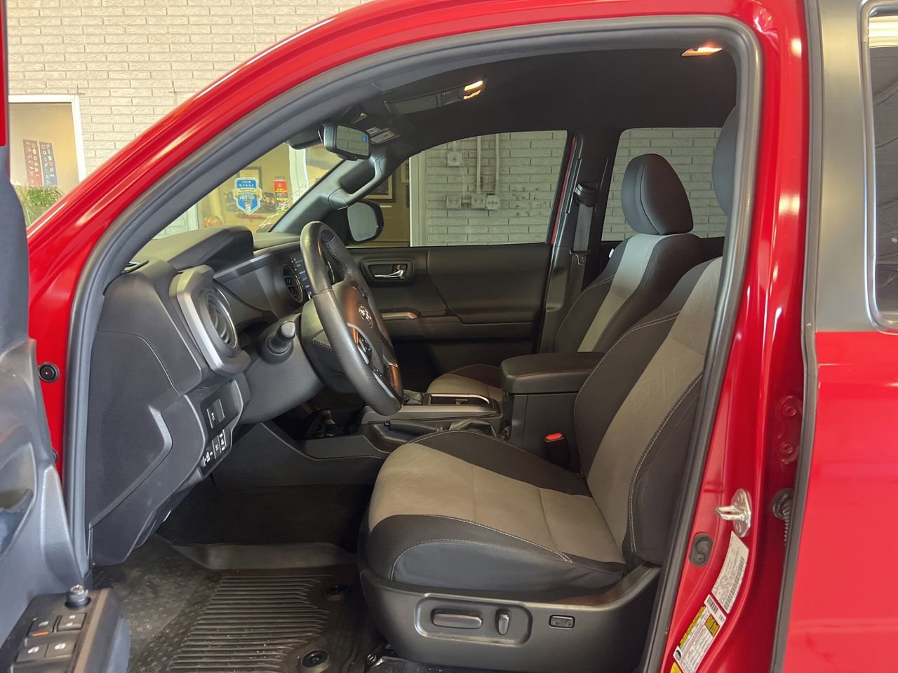 Used 2022 Toyota Tacoma TRD Sport AWD/4WD image 8
