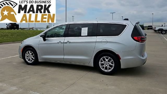 Used 2024 Chrysler Pacifica Touring-L FWD image 6